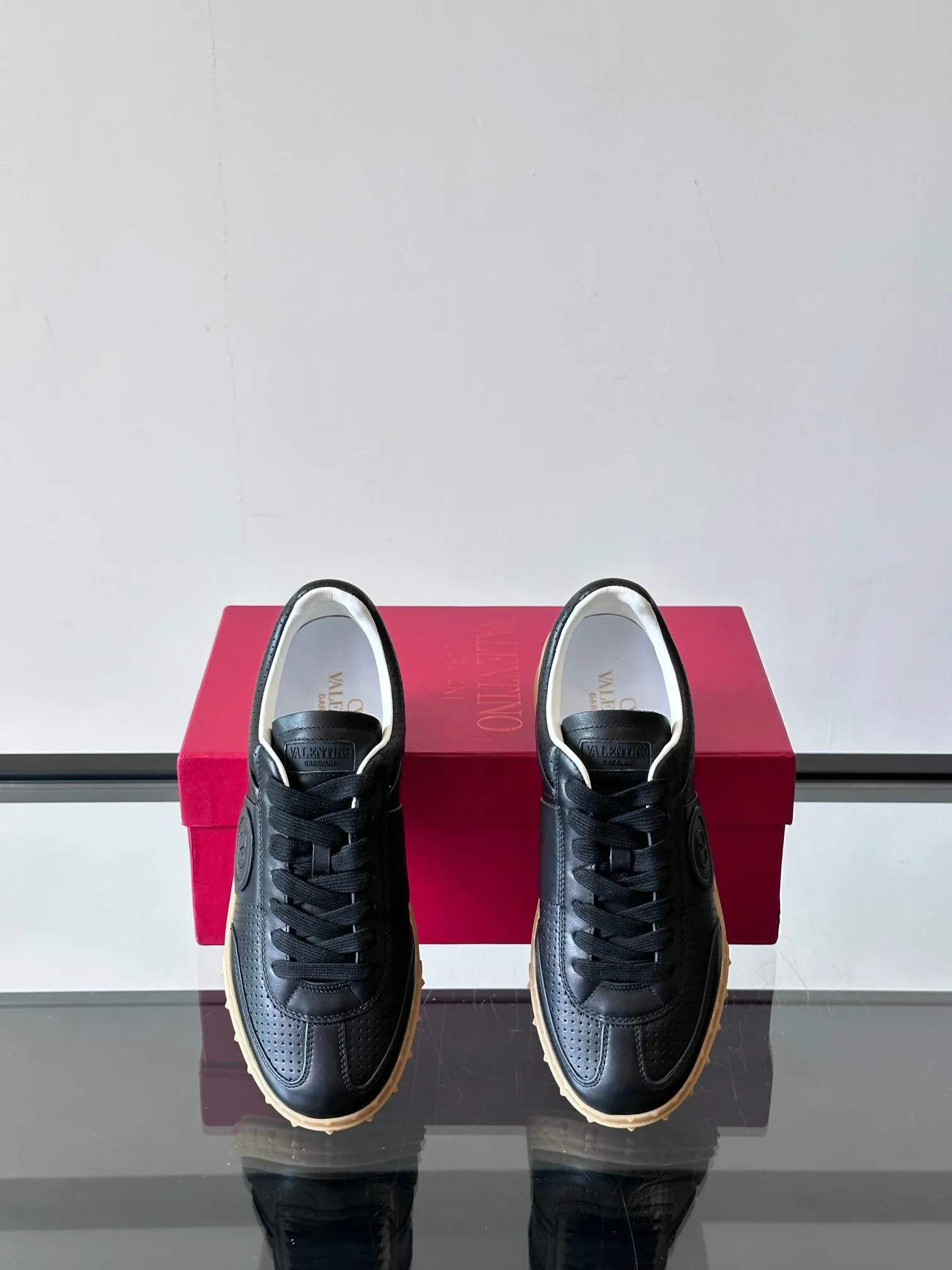 Factory price: 438💰Original quality, top version on the market VALENTINO (Valentino) latest fashion week catwalk [couples 👫 model], unique design, fashionable family specializes in slim feet🔥A fashion product of Baita [strong] Fabric: The toe is made of high mercerized triangular grain cowhide and A-grade full-grain cowhide, original lasting process Inner lining: cowhide lining + men's shoes 💰U hanging mesh feet, heels and tongues decorated with VaIentin* shallow relief oversized rivets Size: 38-44, customized 45